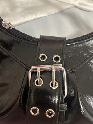 Bolso de hombro negro con hebilla