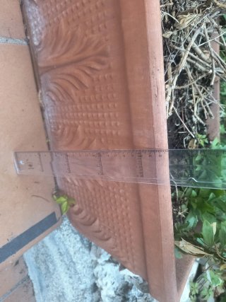 Jardinera de terracota con diseño labrado
