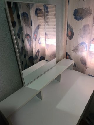 Tocador blanco con espejo