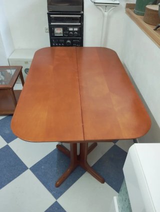 MESA DE MADERA COLOR CEREZO PLEGABLE