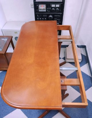 MESA DE MADERA COLOR CEREZO PLEGABLE