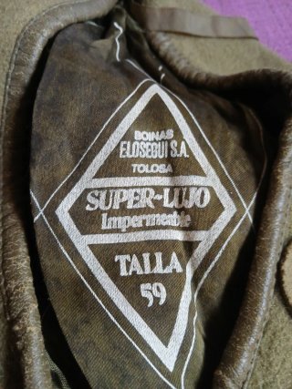 Boina militar con escudo
