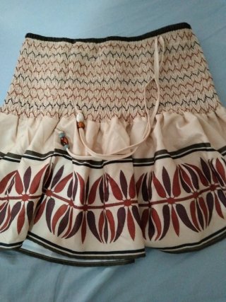 Minifalda estampada beige y roja