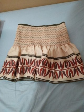 Minifalda estampada beige y roja
