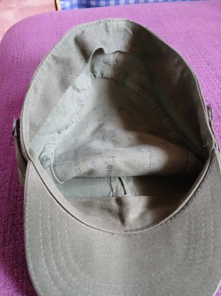 Gorra militar verde con águila