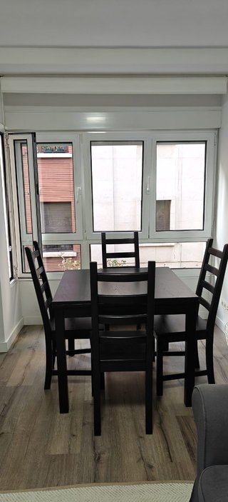Mesa comedor extensible y 4 sillas negras ikea