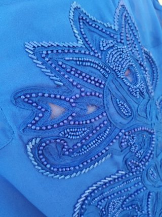 Vestido de verano azul con bordado