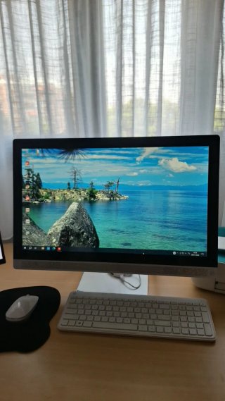 HP Pavilion All-in-One 24" - i3 - 8GB RAM- 1TB
