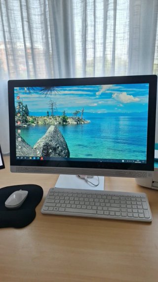 HP Pavilion All-in-One 24" - i3 - 8GB RAM- 1TB