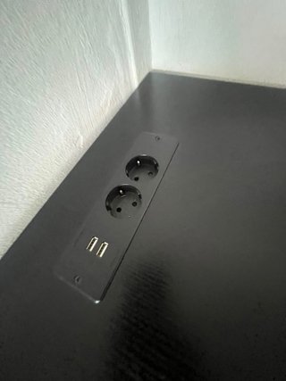 Escritorio negro y marrón