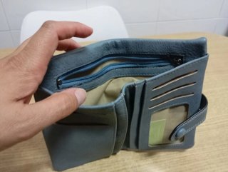 Monedero azul con cierre de botón