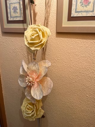 Florero con flores y 2 cuadros decorativos