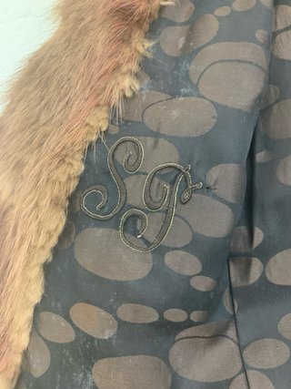 Giacca in pelliccia marrone con cappuccio