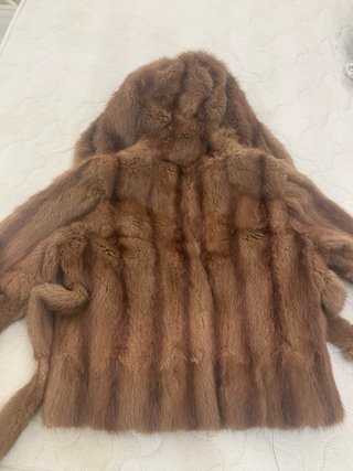Giacca in pelliccia marrone con cappuccio