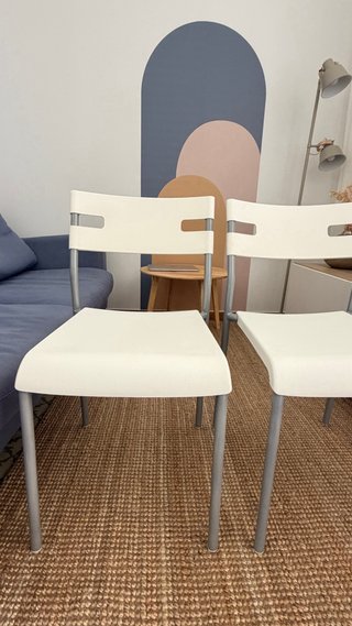 Conjunto de dos sillas de diseño moderno.