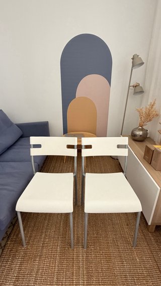 Conjunto de dos sillas de diseño moderno.