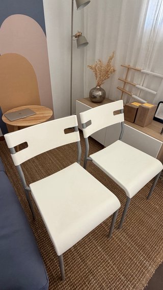 Conjunto de dos sillas de diseño moderno.
