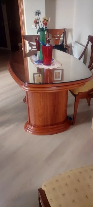 Mueble de salón y mesa madera oscura