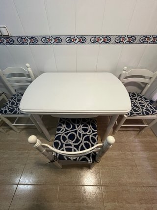 Mesa extensible cocina + 4 sillas + taburete