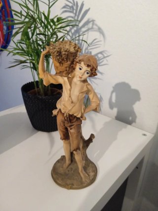 Figura niño porcelana con cesta