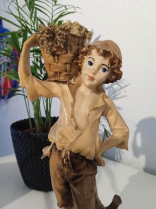 Figura niño porcelana con cesta