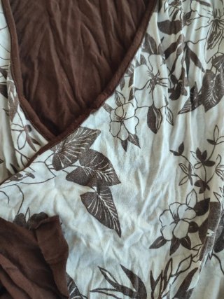Jersey marrón y blanco con estampado floral