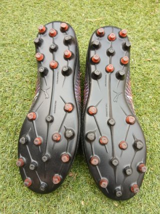 Botas de fútbol Puma negras y naranjas Talla 42