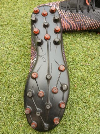 Botas de fútbol Puma negras y naranjas Talla 42