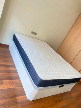 Canapé de tela y madera