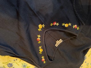 Vestido azul con bordado floral