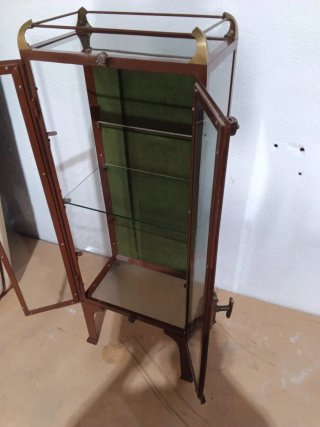Vitrina antigua metal 50 largo 30 ancho 1.35 alto