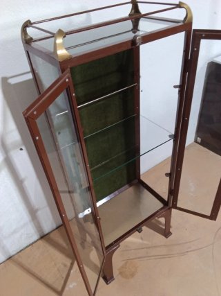 Vitrina antigua metal 50 largo 30 ancho 1.35 alto