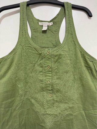 Camiseta verde bordada talla M