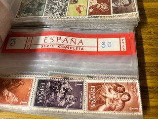 370 sellos aproximadamente cuaderno españa usado