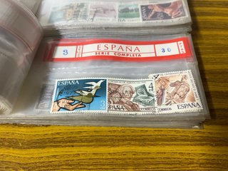 370 sellos aproximadamente cuaderno españa usado
