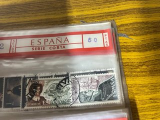 370 sellos aproximadamente cuaderno españa usado