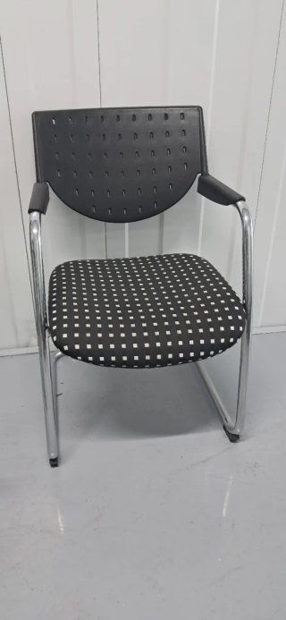 Mesa Oficina Cristal, 2 Sillas Diseño y 1 sillón.