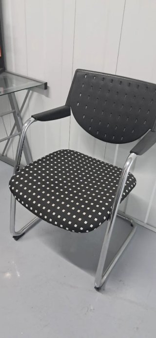 Mesa Oficina Cristal, 2 Sillas Diseño y 1 sillón.