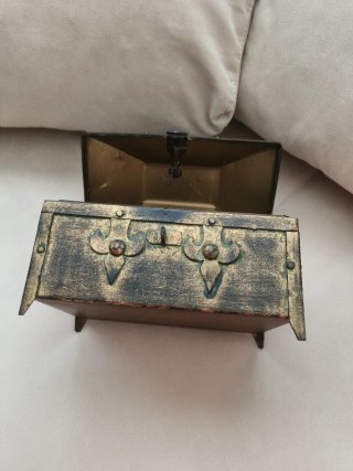 Baúl antiguo de hierro forjado