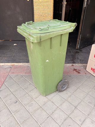 Contenedor de basura verde con ruedas