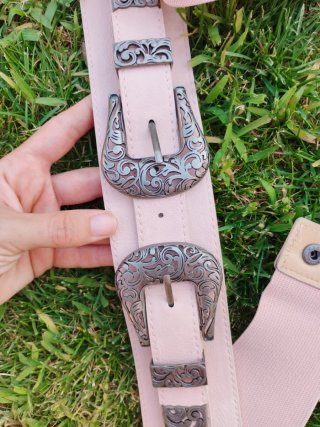 Cinturón rosa con hebillas plateadas