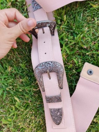 Cinturón rosa con hebillas plateadas