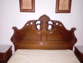 Dormitorio completo de matrimonio estilo clásico.