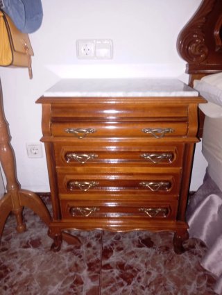 Dormitorio completo de matrimonio estilo clásico.