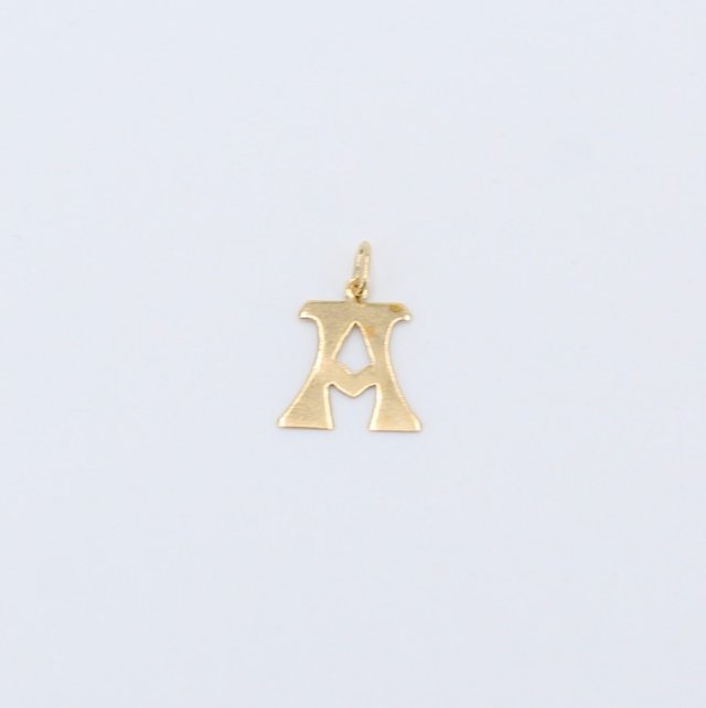 Colgante de oro de 18k. Peso: 0.37 gr.