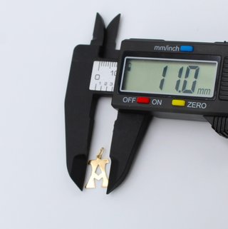 Colgante de oro de 18k. Peso: 0.37 gr.