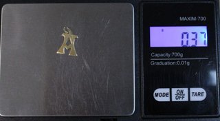 Colgante de oro de 18k. Peso: 0.37 gr.