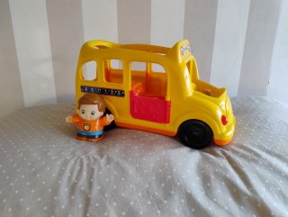 Autobús escolar de juguete con figura infantil