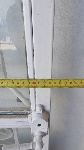 Puerta metálica con rejas decorativas