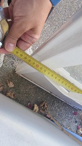 Puerta metálica con rejas decorativas